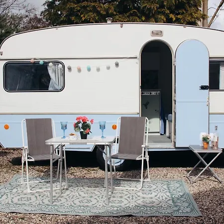 Bed & Breakfast Het Caravannetje - Retro Glamping Leidschendam
