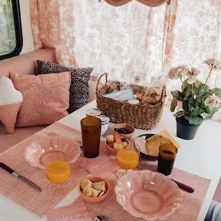 Couette-café Het Caravannetje - Retro Glamping Leidschendam