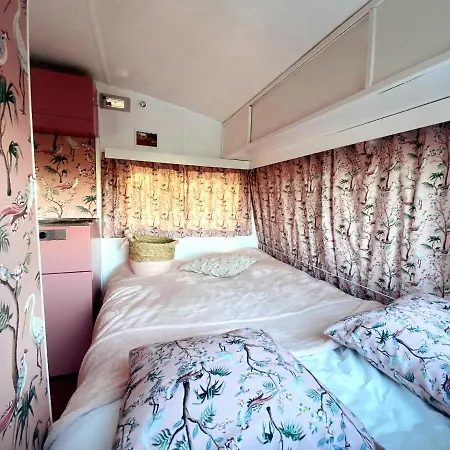 Het Caravannetje - Retro Glamping Bed and breakfast Leidschendam