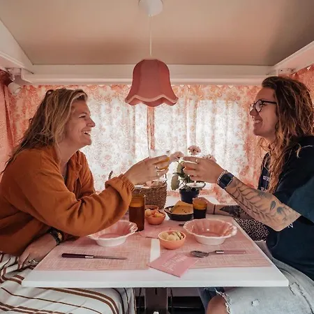 Het Caravannetje - Retro Glamping Bed and breakfast Leidschendam