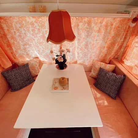 Het Caravannetje - Retro Glamping Leidschendam