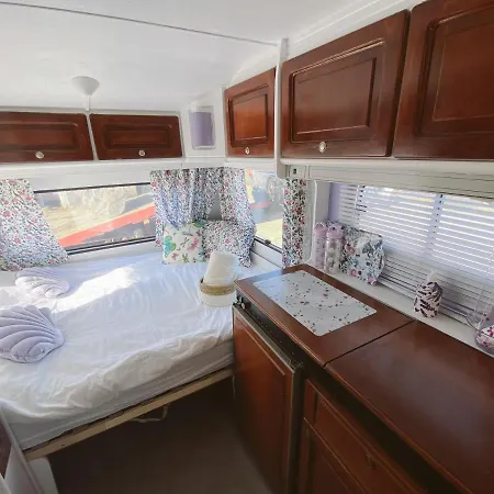 Bed & Breakfast Het Caravannetje - Retro Glamping Leidschendam