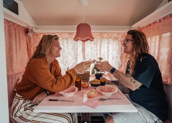 Het Caravannetje - Retro Glamping Bed and breakfast Leidschendam