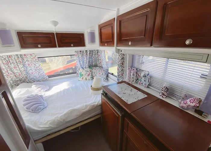 Bed & Breakfast Het Caravannetje - Retro Glamping Leidschendam